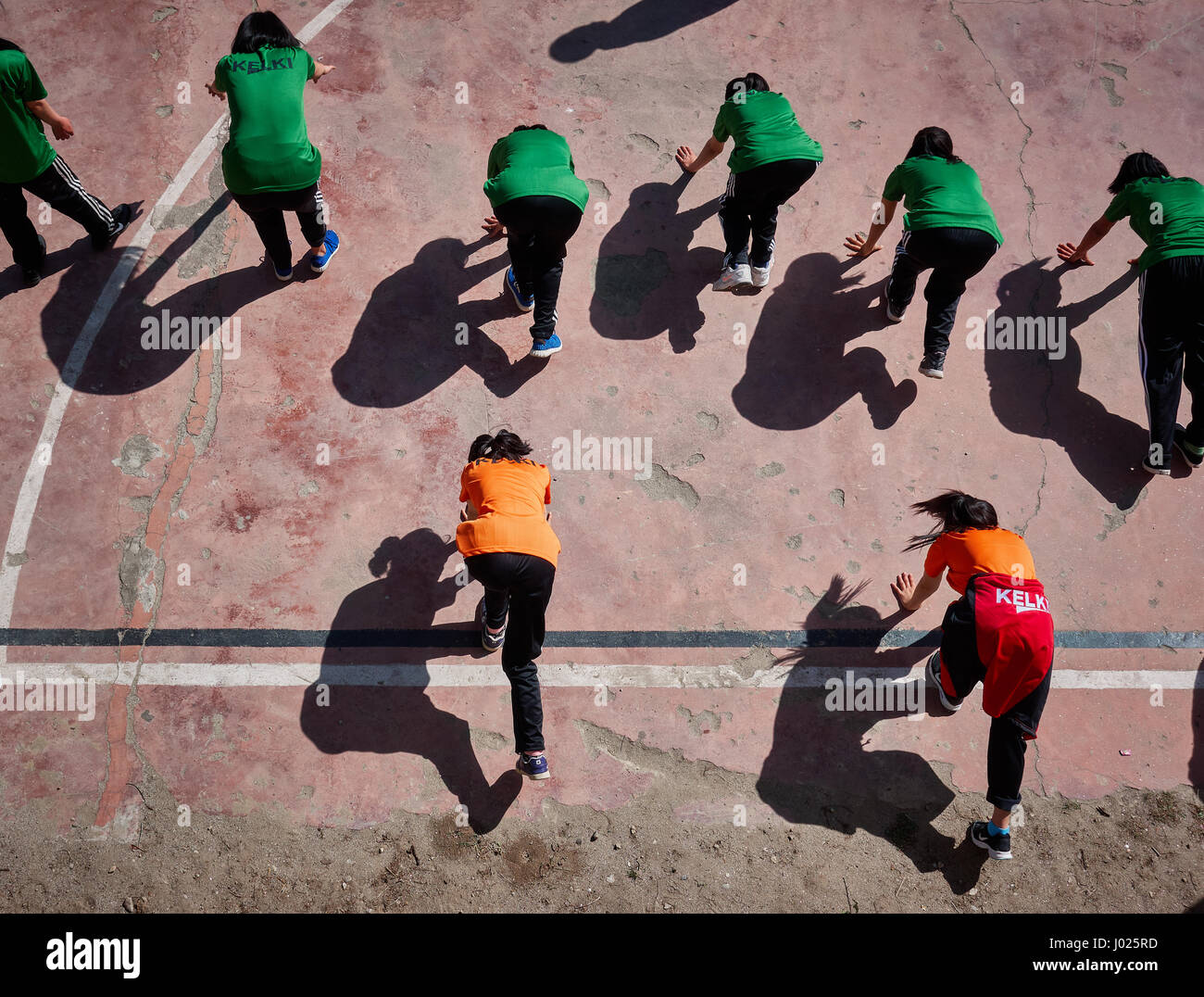 Schüler von der Kelki Schule in Thimphu, Bhutan teilnehmen in Outdoor-Gruppenübung Stockfoto