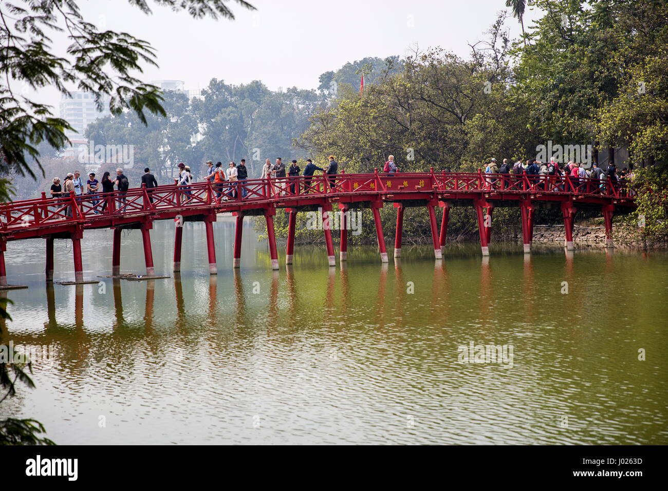 HANOI, VIETNAM - 2. März 2017: Nicht identifizierte Personen Huc Brücke in Hanoi, Vietnam. Dieser rote Holzbrücke verbinden Jade Insel mit Ufer am Hoan Ki Stockfoto