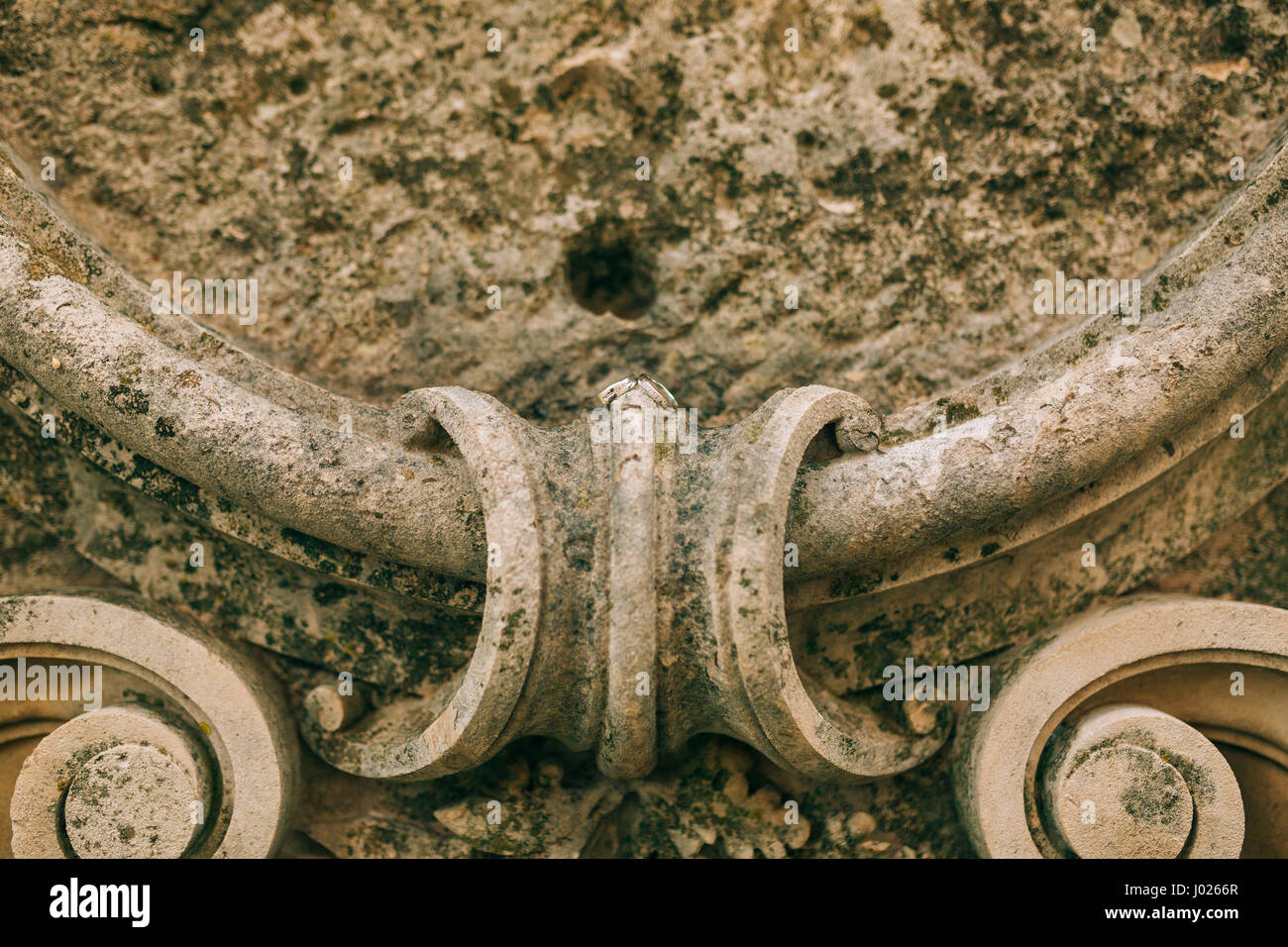 Trauringe auf der antiken Architektur aus Stein. Hochzeit Schmuck. Stockfoto