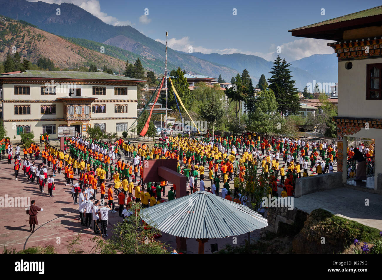 Studenten von der Kelki Schule in Thimphu, Bhutan führen Gruppe Excersices außerhalb Stockfoto