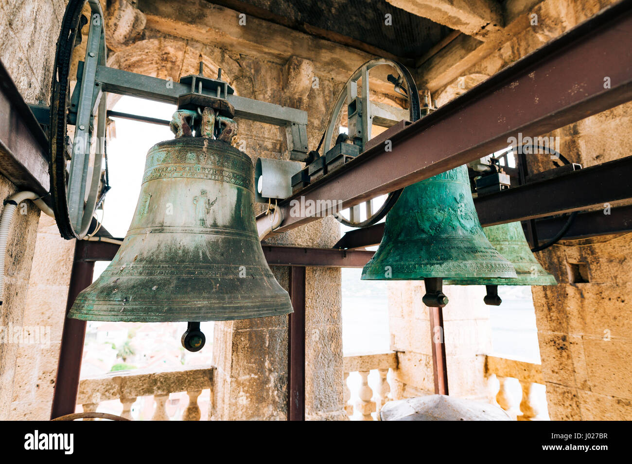 Die Glocken in der Kapelle. Vintage alte große Glocken im Glockenturm neben der Kirche in Kroatien und Montenegro. Stockfoto