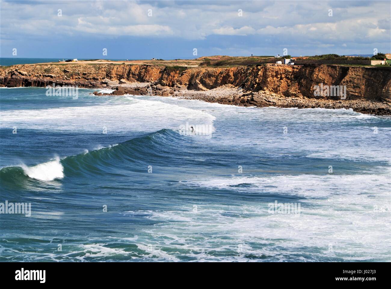 Surfer in einen wilden Wellen, Peniche, Portugal Stockfoto