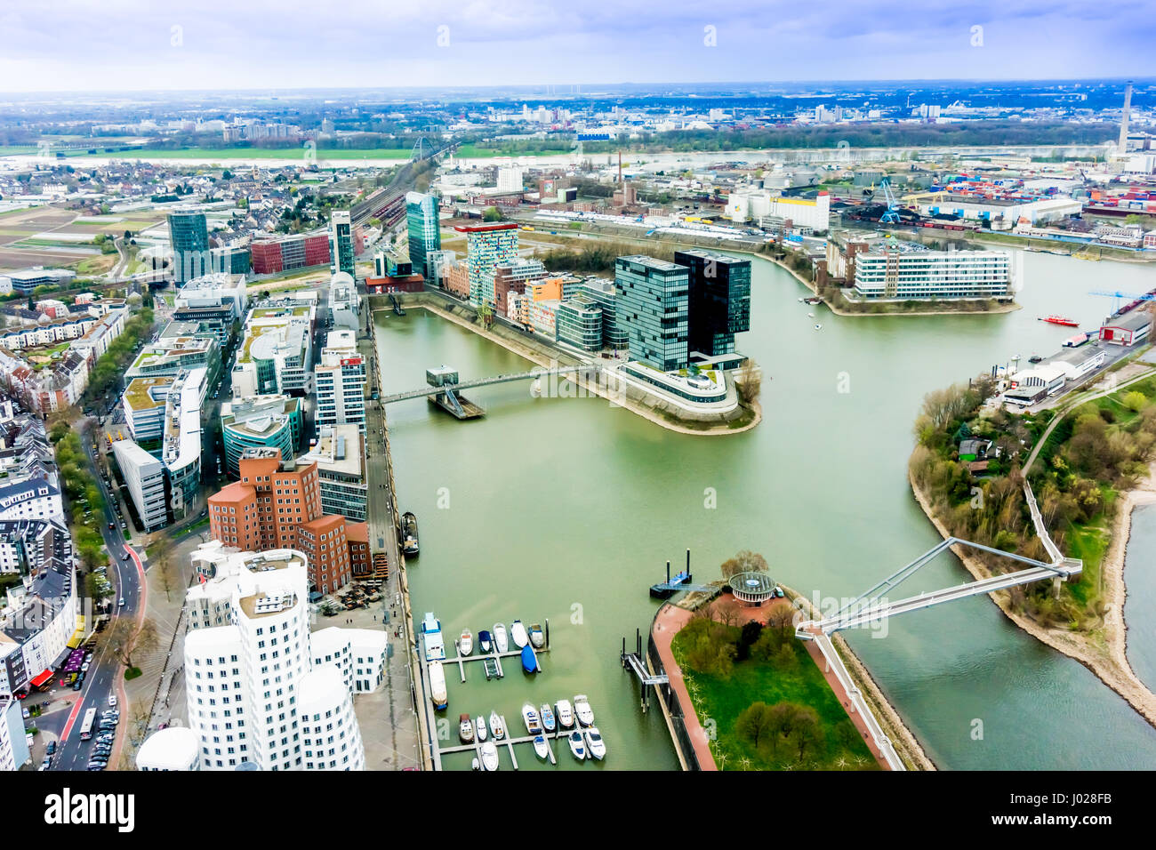 Weitwinkel-Bild von Rhein, Düsseldorf. Gesehen von der Fernsehturm Rheinturm, Deutschland. Düsseldorf mit (Hafen) in Rheinland-West Stockfoto