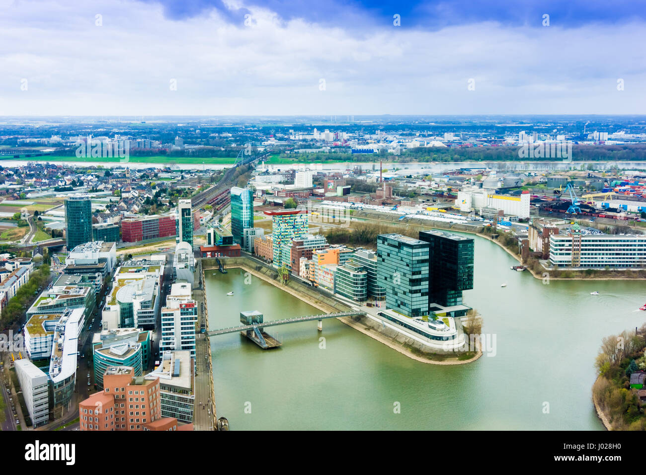 Weitwinkel-Bild von Rhein, Düsseldorf. Gesehen von der Fernsehturm Rheinturm, Deutschland. Düsseldorf mit (Hafen) in Rheinland-West Stockfoto