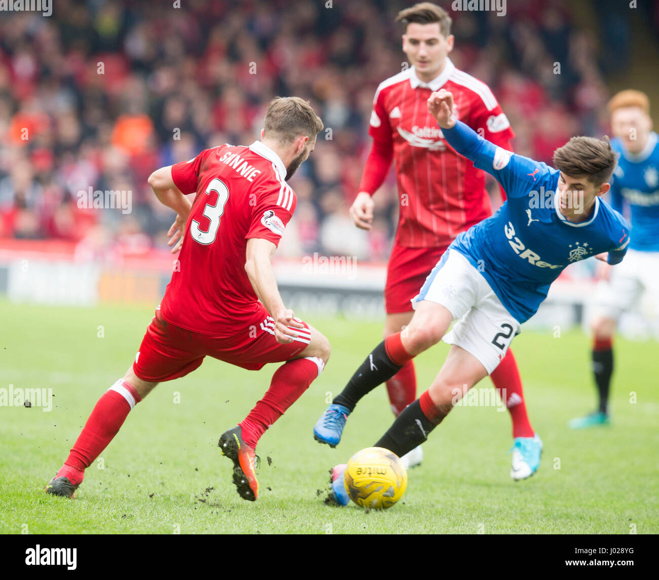 Rangers Emerson Hyndman (rechts) und Aberdeens Graeme Shinnie Kampf um den Ball während der Ladbrokes Scottish Premier League match im Pittodrie Stadium, Aberdeen. Stockfoto