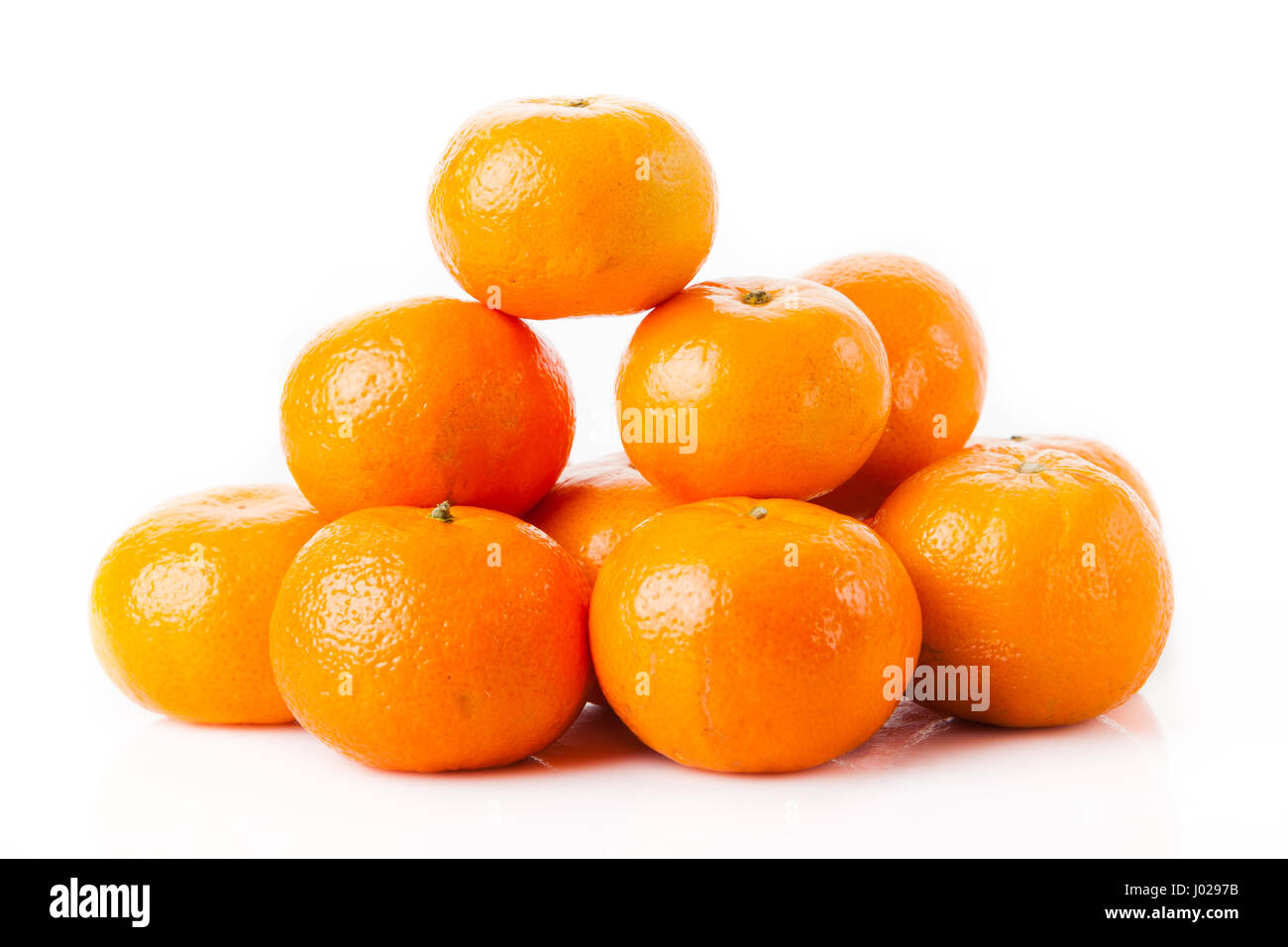 Reife saftige Mandarinen auf einem weißen Hintergrund. Clementine-Mandarin-Orangen Stockfoto