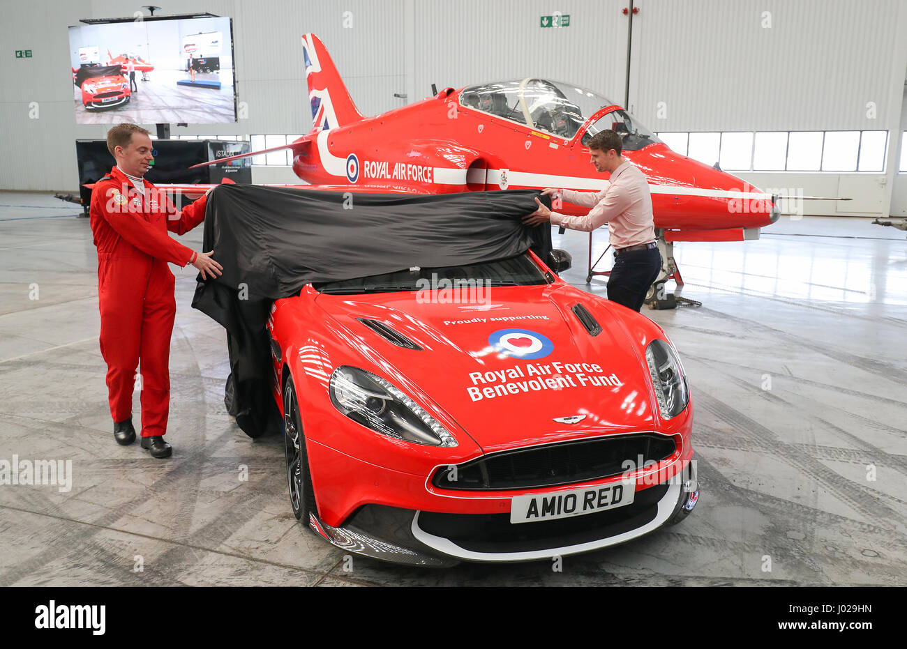 Red Arrows 'Rot 8' Pilot Flight Lieutenant Mike Bowden (links) und Veteran Luke Wigman enthüllen eine Aston Martin Vanquish Auto 'Rot 10' auf Aston Martin St. Athan, Wales, die vor allem für die RAF Benevolent Fund durchgeführt wird. Stockfoto