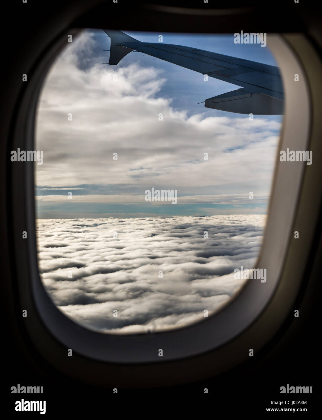 Wolken von Flugzeugfenster gesehen Stockfoto