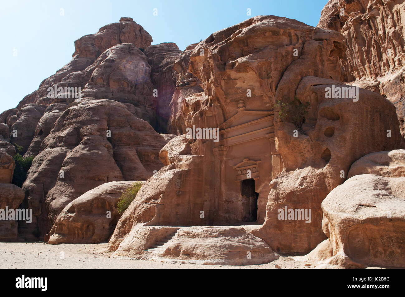 Beidah: Blick auf Little Petra, bekannt als Siq al-Barid, Nabatäer Ausgrabungsstätte mit Gebäuden in die Wände der Schluchten aus Sandstein gehauen Stockfoto