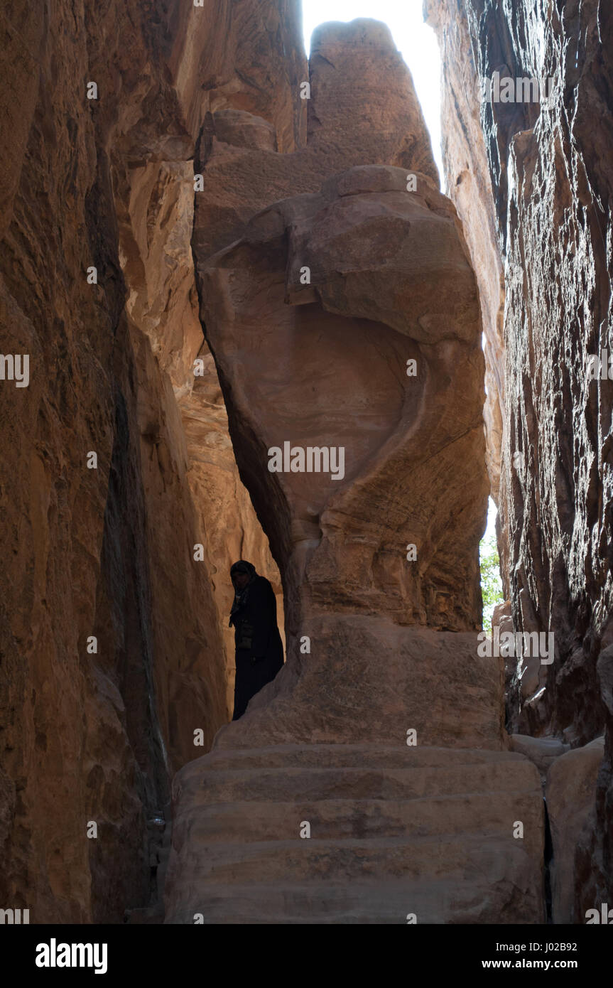 Beduinen-Frau in den Felsen des Siq al-Barid, der kalt-Canyon, der Haupteingang zu den archäologischen nabatäische Stadt von Beidha, bekannt als Little Petra Stockfoto