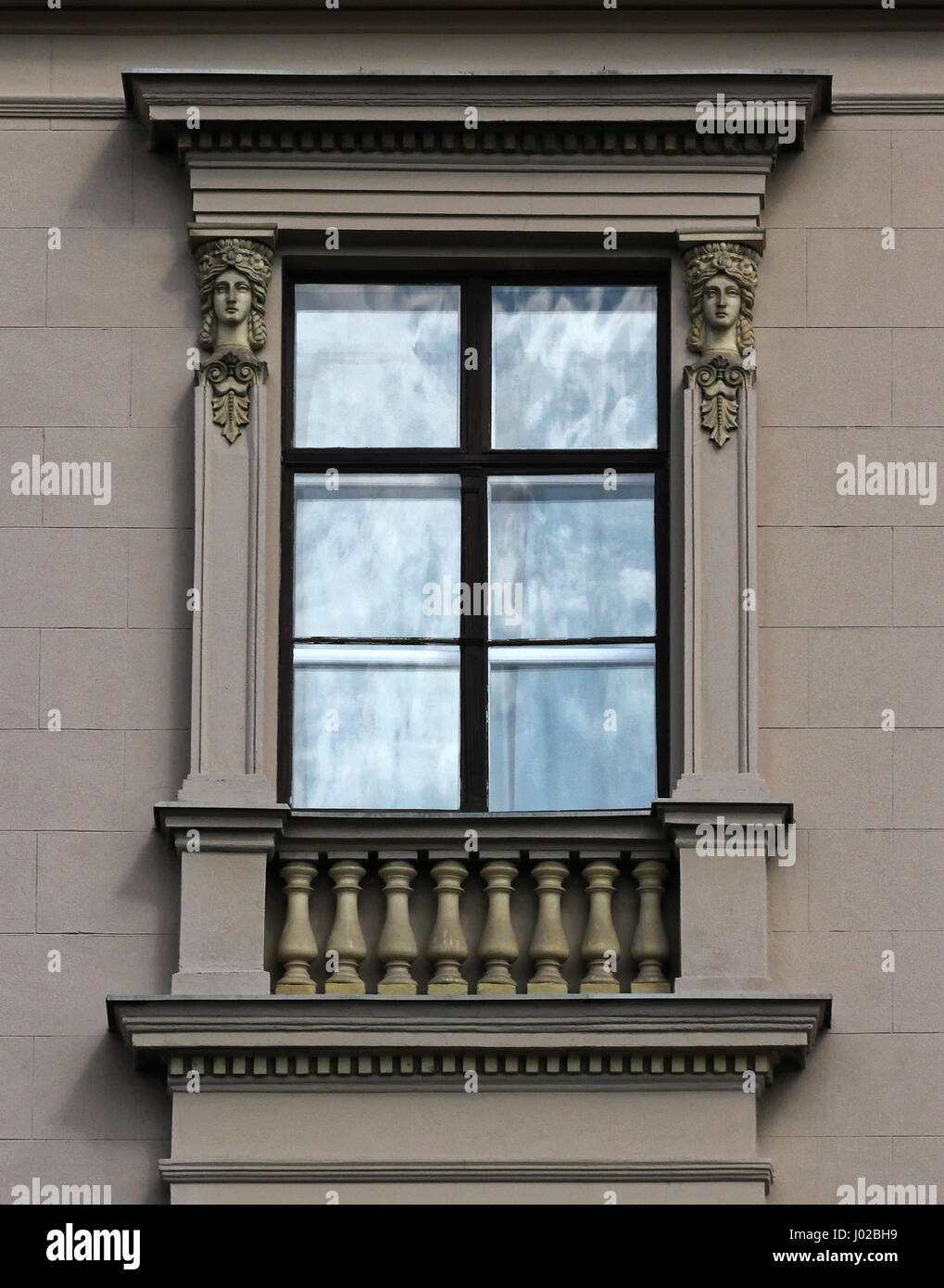 Budapest, Ungarn, zu Beginn des Jahrhunderts Stadthaus Fensterdekoration. Stockfoto