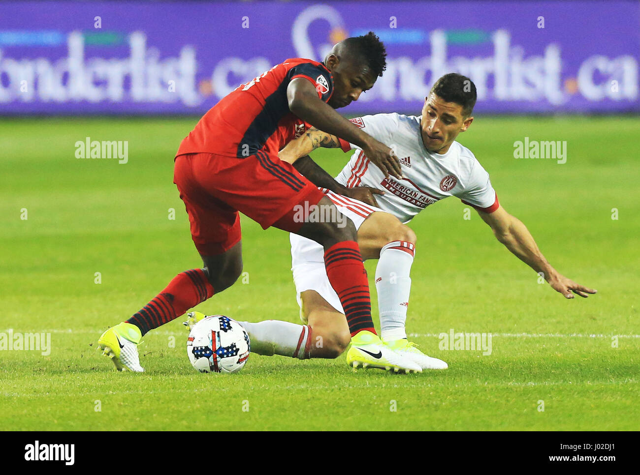 Toronto, Kanada. 8. April 2017. Armando Cooper(L) von Toronto FC wetteifert mit Carlos Carmona von Atlanta United FC während ihrem 2017 Spiel der Major League Soccer (MLS) in Toronto, Kanada, 8. April 2017. Das Spiel endete mit einem 2: 2-Unentschieden. Bildnachweis: Zou Zheng/Xinhua/Alamy Live-Nachrichten Stockfoto