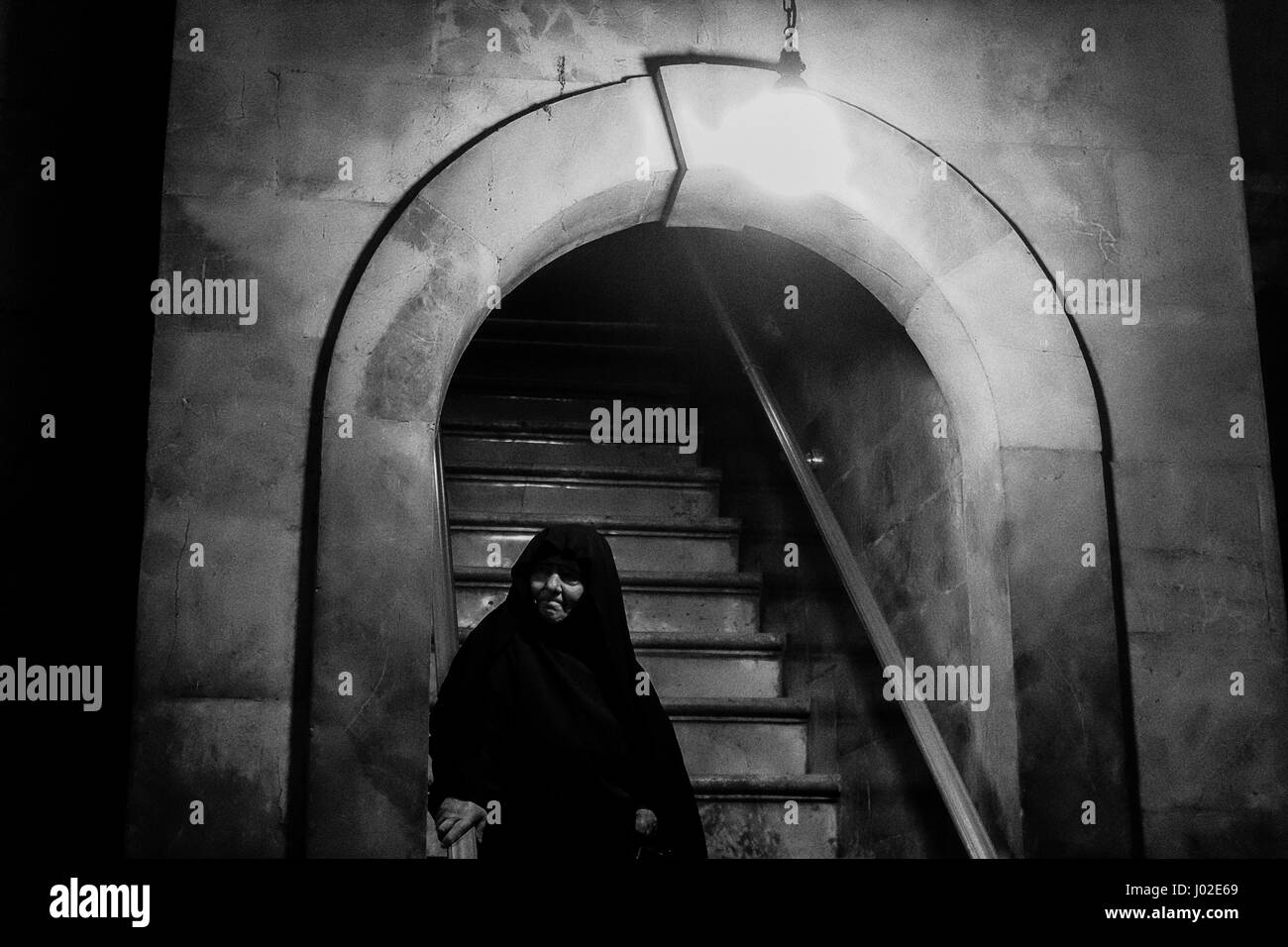 Jerusalem, Israel. 9. April 2017. Eine ältere Nonne steigt die Treppe aus der Kapelle von Golgatha an die Kirche die Grabeskirche am Palmsonntag. Bildnachweis: Nir Alon/Alamy Live-Nachrichten Stockfoto