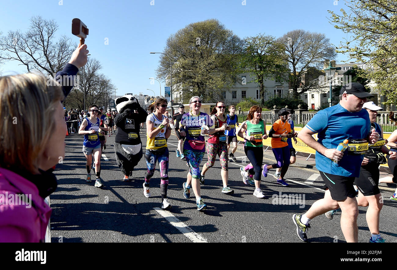 Brighton, UK. 9. April 2017. Tausende von Läufern beteiligen sich an der Brighton Marathon heute an einem schönen sonnigen warmen Tag mit Temperaturen bis zu 24 Grad Celsius in einigen Teilen des Landes Credit: Simon Dack/Alamy Live News Stockfoto