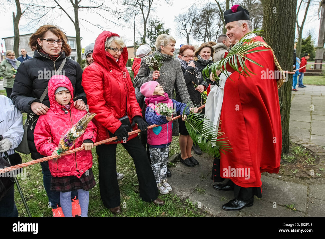Wejherowo, Polen. 9. April 2017. Am Palmsonntag Prozession Teilnehmer werden am 9. April 2017 in Wejherowo, Polen gesehen. Am Palmsonntag fällt auf den Sonntag vor Ostern. Das fest erinnert an den Einzug Jesu in Jerusalem. Bildnachweis: Michal Fludra/Alamy Live-Nachrichten Stockfoto