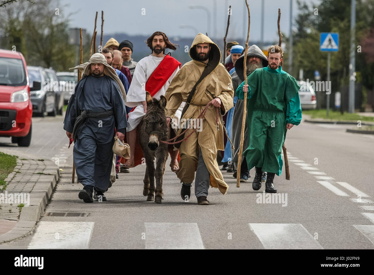 Wejherowo, Polen. 9. April 2017. Am Palmsonntag Prozession Teilnehmer werden am 9. April 2017 in Wejherowo, Polen gesehen. Am Palmsonntag fällt auf den Sonntag vor Ostern. Das fest erinnert an den Einzug Jesu in Jerusalem. Bildnachweis: Michal Fludra/Alamy Live-Nachrichten Stockfoto