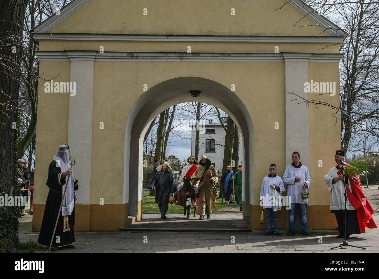 Wejherowo, Polen. 9. April 2017. Am Palmsonntag Prozession Teilnehmer werden am 9. April 2017 in Wejherowo, Polen gesehen. Am Palmsonntag fällt auf den Sonntag vor Ostern. Das fest erinnert an den Einzug Jesu in Jerusalem. Bildnachweis: Michal Fludra/Alamy Live-Nachrichten Stockfoto