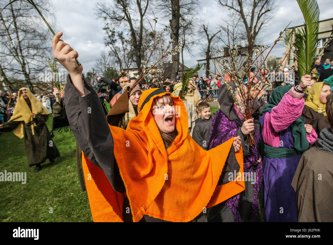 Wejherowo, Polen. 9. April 2017. Am Palmsonntag Prozession Teilnehmer werden am 9. April 2017 in Wejherowo, Polen gesehen. Am Palmsonntag fällt auf den Sonntag vor Ostern. Das fest erinnert an den Einzug Jesu in Jerusalem. Bildnachweis: Michal Fludra/Alamy Live-Nachrichten Stockfoto