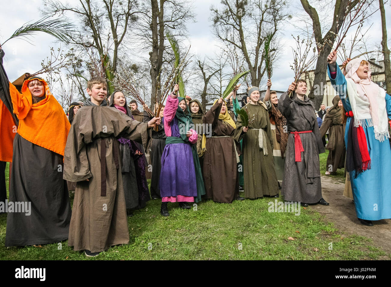 Wejherowo, Polen. 9. April 2017. Am Palmsonntag Prozession Teilnehmer werden am 9. April 2017 in Wejherowo, Polen gesehen. Am Palmsonntag fällt auf den Sonntag vor Ostern. Das fest erinnert an den Einzug Jesu in Jerusalem. Bildnachweis: Michal Fludra/Alamy Live-Nachrichten Stockfoto