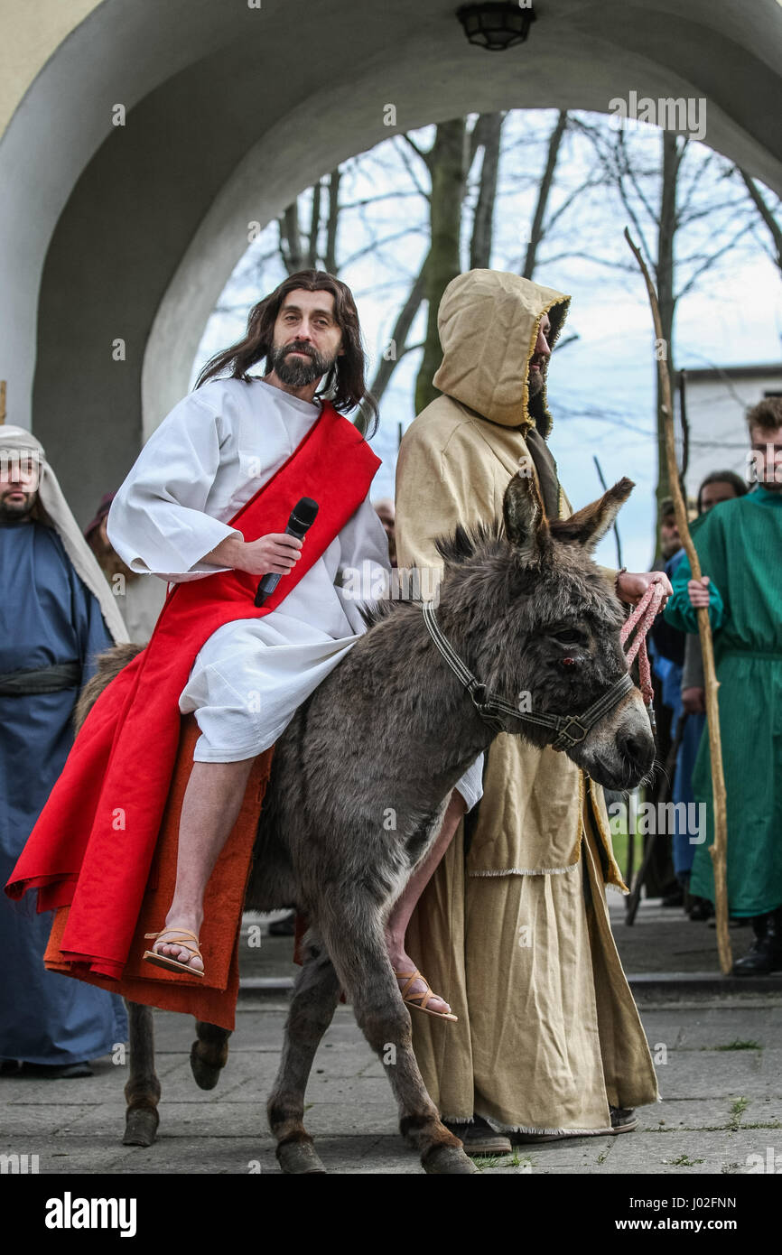 Wejherowo, Polen. 9. April 2017. Am Palmsonntag Prozession Teilnehmer werden am 9. April 2017 in Wejherowo, Polen gesehen. Am Palmsonntag fällt auf den Sonntag vor Ostern. Das fest erinnert an den Einzug Jesu in Jerusalem. Bildnachweis: Michal Fludra/Alamy Live-Nachrichten Stockfoto