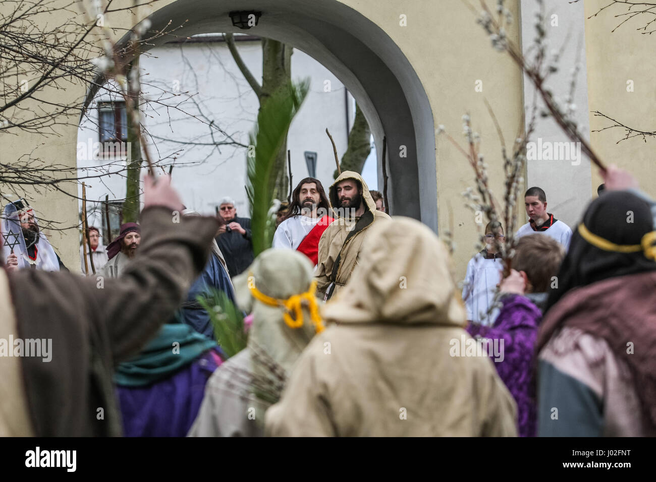 Wejherowo, Polen. 9. April 2017. Am Palmsonntag Prozession Teilnehmer werden am 9. April 2017 in Wejherowo, Polen gesehen. Am Palmsonntag fällt auf den Sonntag vor Ostern. Das fest erinnert an den Einzug Jesu in Jerusalem. Bildnachweis: Michal Fludra/Alamy Live-Nachrichten Stockfoto
