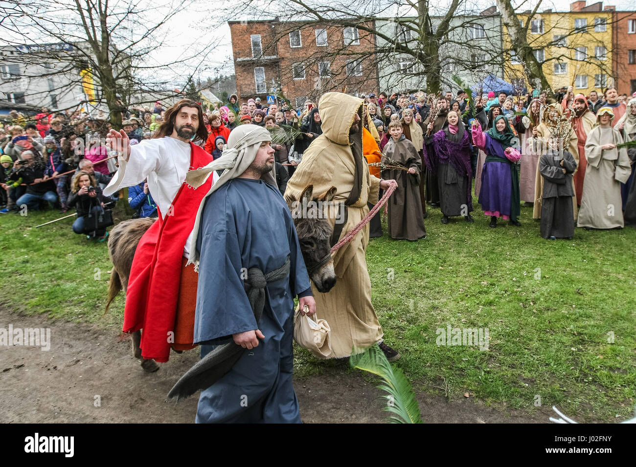 Wejherowo, Polen. 9. April 2017. Am Palmsonntag Prozession Teilnehmer werden am 9. April 2017 in Wejherowo, Polen gesehen. Am Palmsonntag fällt auf den Sonntag vor Ostern. Das fest erinnert an den Einzug Jesu in Jerusalem. Bildnachweis: Michal Fludra/Alamy Live-Nachrichten Stockfoto