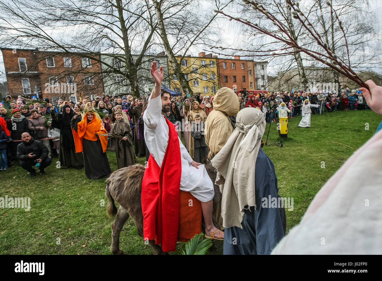 Wejherowo, Polen. 9. April 2017. Am Palmsonntag Prozession Teilnehmer werden am 9. April 2017 in Wejherowo, Polen gesehen. Am Palmsonntag fällt auf den Sonntag vor Ostern. Das fest erinnert an den Einzug Jesu in Jerusalem. Bildnachweis: Michal Fludra/Alamy Live-Nachrichten Stockfoto