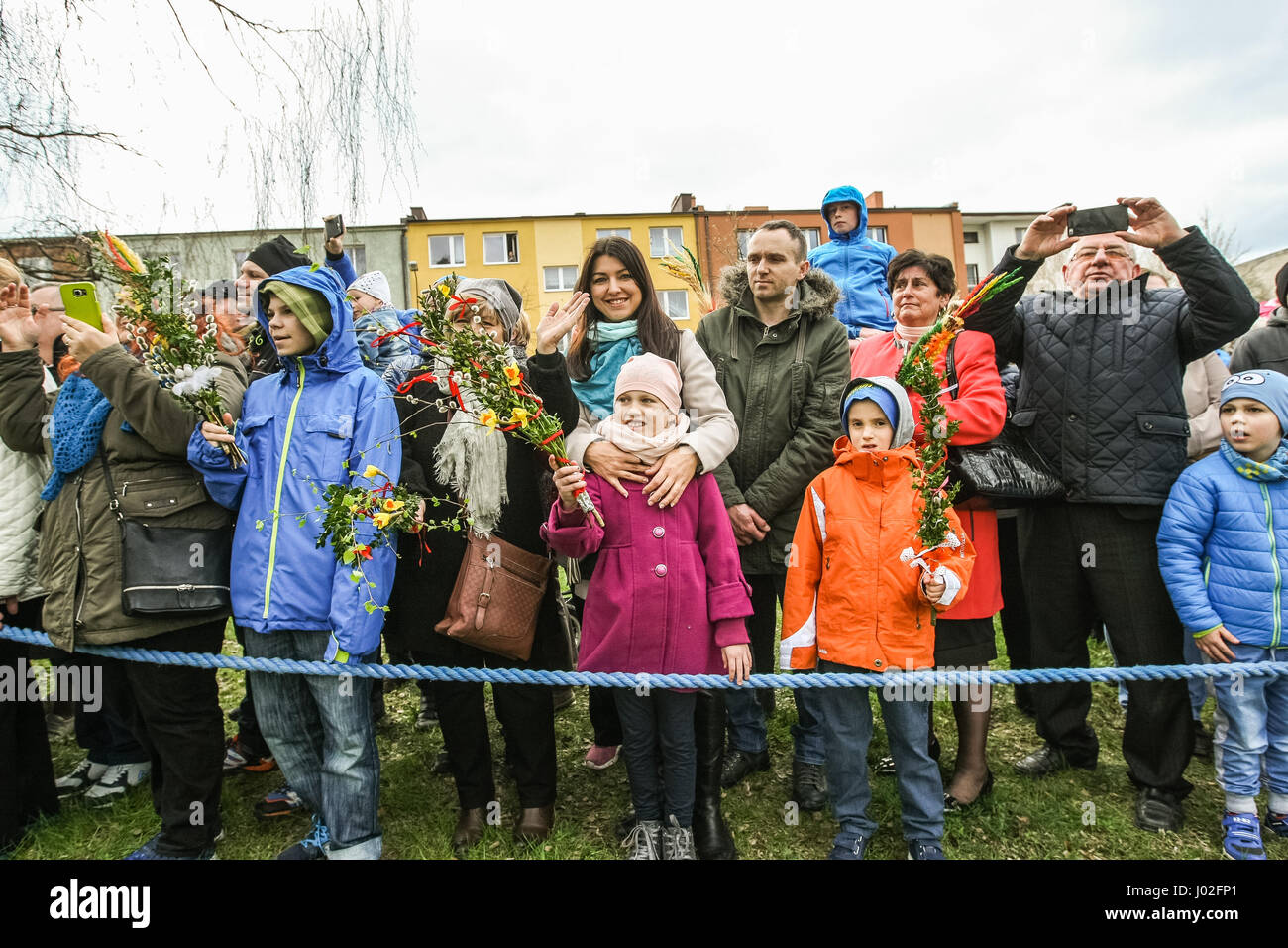 Wejherowo, Polen. 9. April 2017. Am Palmsonntag Prozession Teilnehmer werden am 9. April 2017 in Wejherowo, Polen gesehen. Am Palmsonntag fällt auf den Sonntag vor Ostern. Das fest erinnert an den Einzug Jesu in Jerusalem. Bildnachweis: Michal Fludra/Alamy Live-Nachrichten Stockfoto