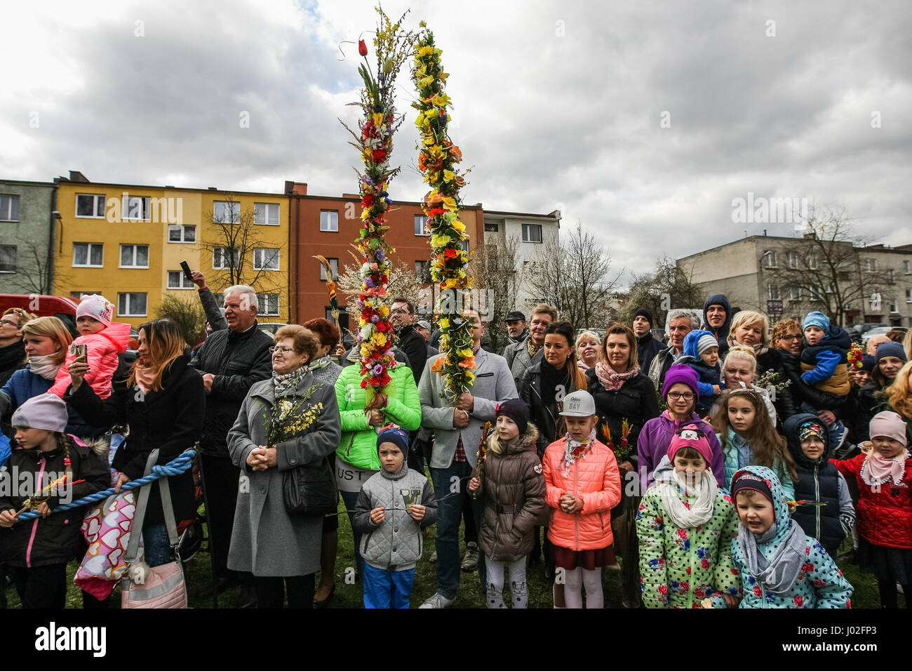 Wejherowo, Polen. 9. April 2017. Am Palmsonntag Prozession Teilnehmer werden am 9. April 2017 in Wejherowo, Polen gesehen. Am Palmsonntag fällt auf den Sonntag vor Ostern. Das fest erinnert an den Einzug Jesu in Jerusalem. Bildnachweis: Michal Fludra/Alamy Live-Nachrichten Stockfoto