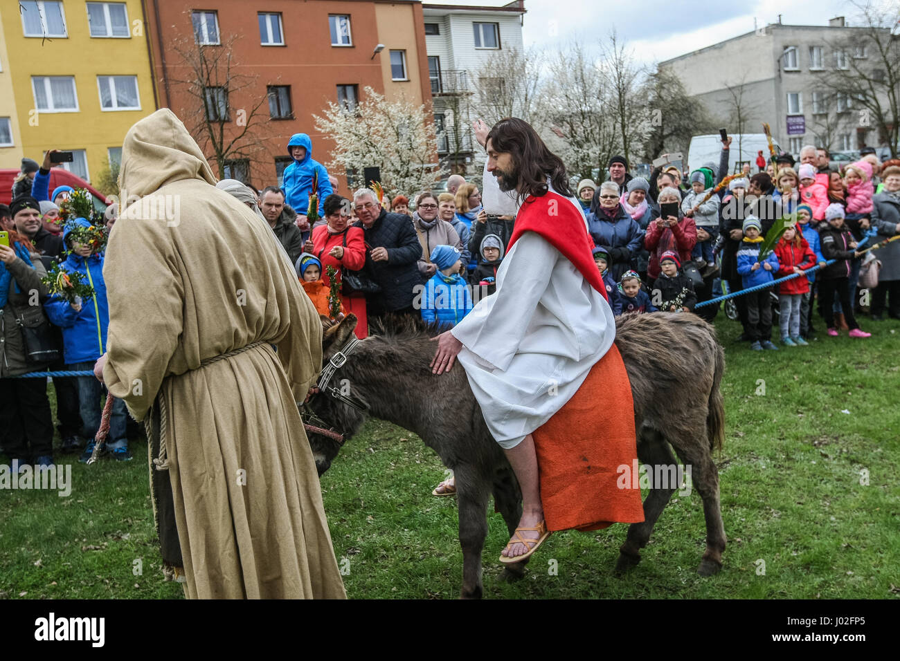 Wejherowo, Polen. 9. April 2017. Am Palmsonntag Prozession Teilnehmer werden am 9. April 2017 in Wejherowo, Polen gesehen. Am Palmsonntag fällt auf den Sonntag vor Ostern. Das fest erinnert an den Einzug Jesu in Jerusalem. Bildnachweis: Michal Fludra/Alamy Live-Nachrichten Stockfoto