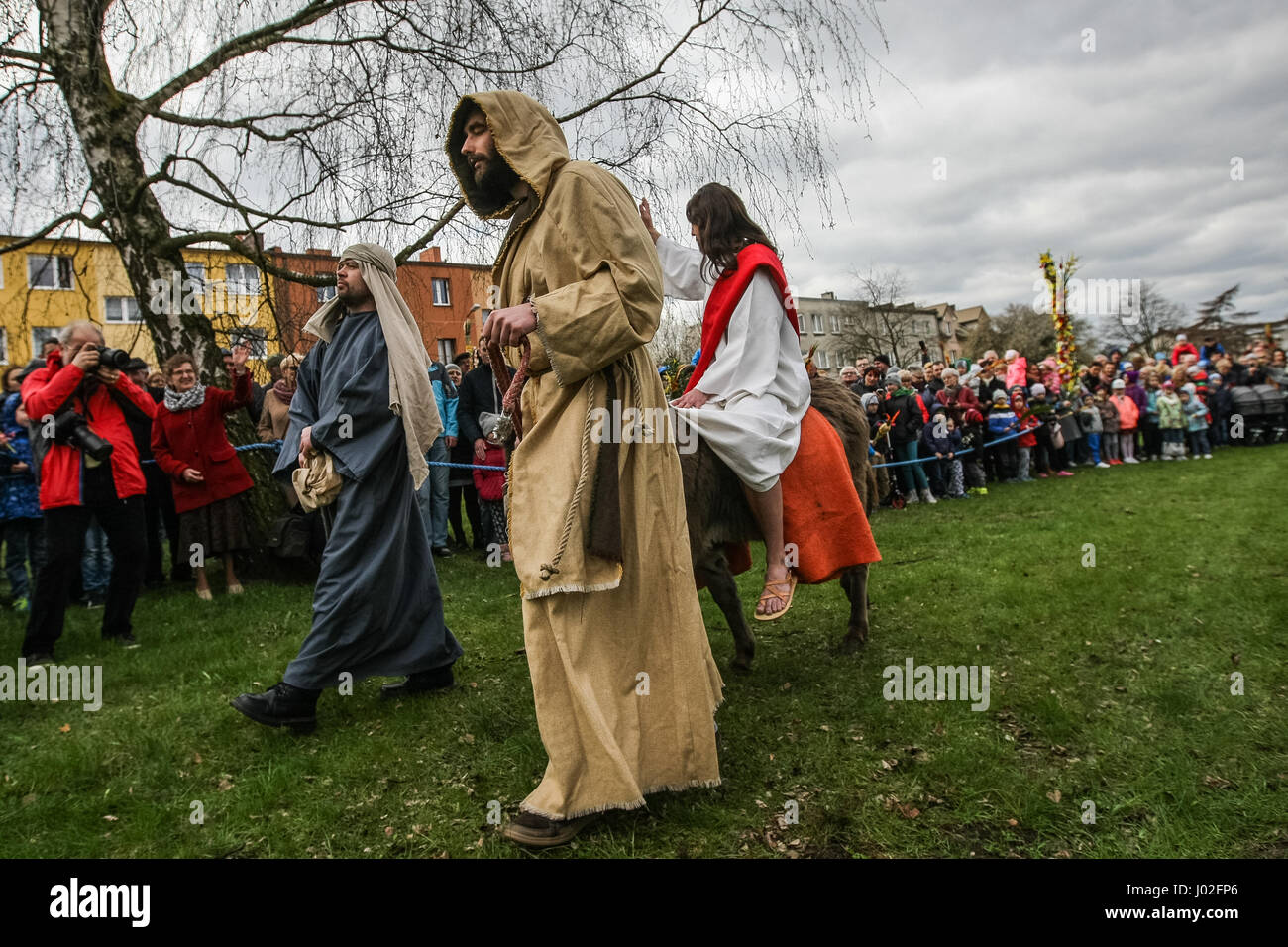 Wejherowo, Polen. 9. April 2017. Am Palmsonntag Prozession Teilnehmer werden am 9. April 2017 in Wejherowo, Polen gesehen. Am Palmsonntag fällt auf den Sonntag vor Ostern. Das fest erinnert an den Einzug Jesu in Jerusalem. Bildnachweis: Michal Fludra/Alamy Live-Nachrichten Stockfoto