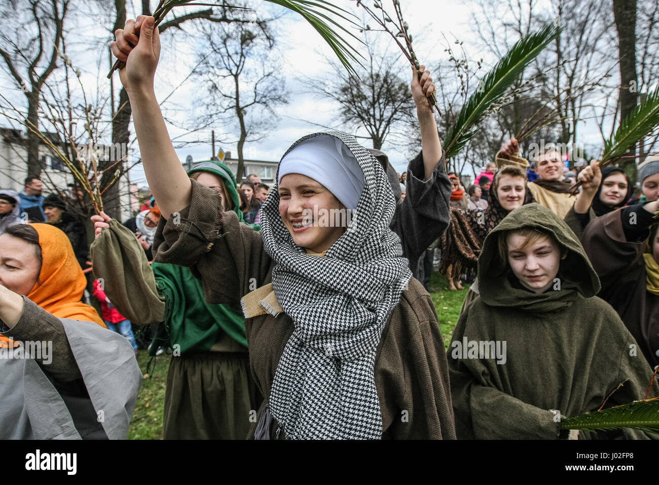 Wejherowo, Polen. 9. April 2017. Am Palmsonntag Prozession Teilnehmer werden am 9. April 2017 in Wejherowo, Polen gesehen. Am Palmsonntag fällt auf den Sonntag vor Ostern. Das fest erinnert an den Einzug Jesu in Jerusalem. Bildnachweis: Michal Fludra/Alamy Live-Nachrichten Stockfoto