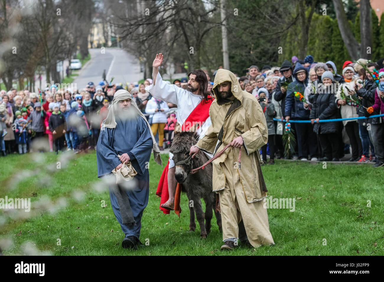 Wejherowo, Polen. 9. April 2017. Am Palmsonntag Prozession Teilnehmer werden am 9. April 2017 in Wejherowo, Polen gesehen. Am Palmsonntag fällt auf den Sonntag vor Ostern. Das fest erinnert an den Einzug Jesu in Jerusalem. Bildnachweis: Michal Fludra/Alamy Live-Nachrichten Stockfoto