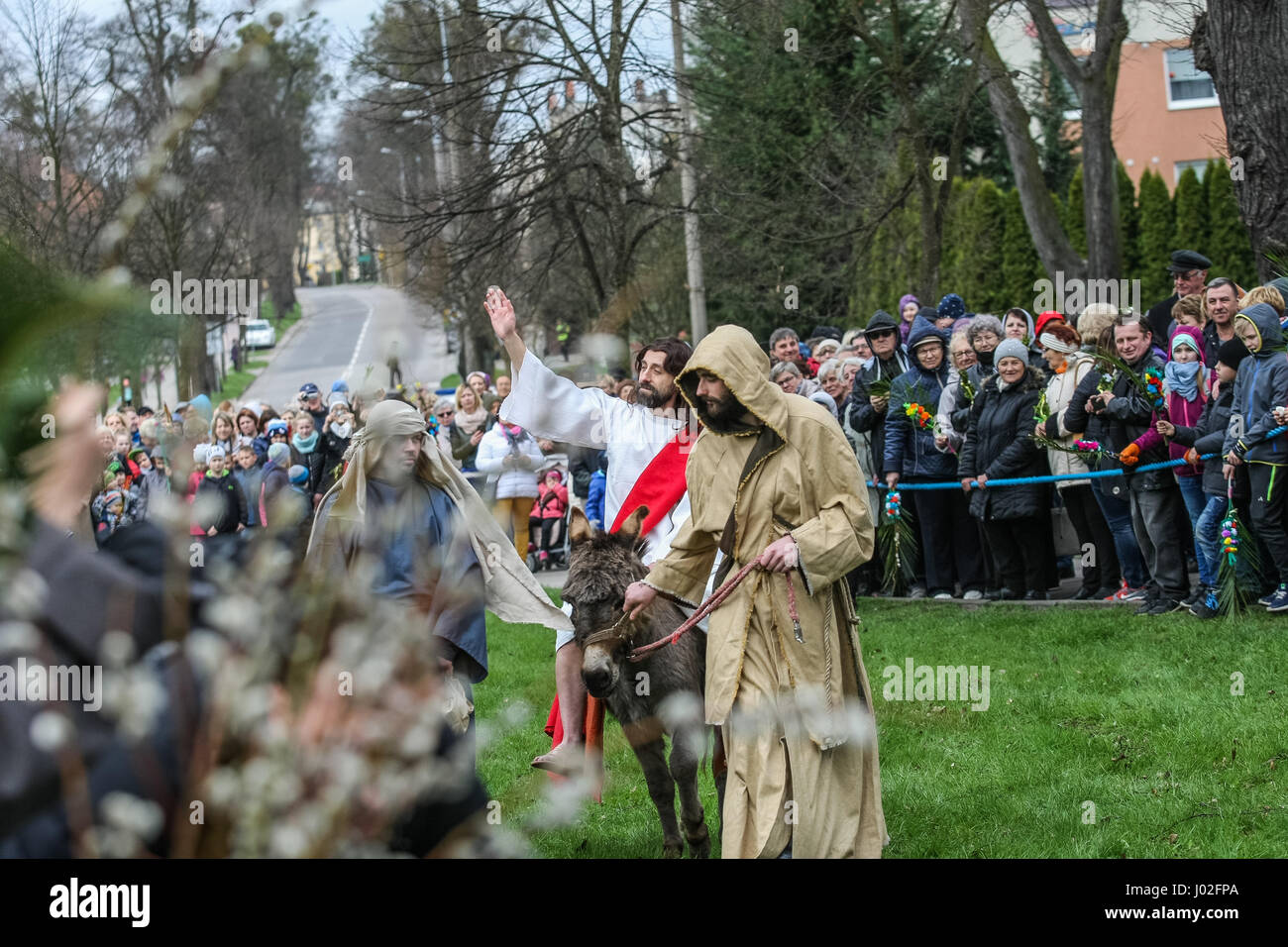 Wejherowo, Polen. 9. April 2017. Am Palmsonntag Prozession Teilnehmer werden am 9. April 2017 in Wejherowo, Polen gesehen. Am Palmsonntag fällt auf den Sonntag vor Ostern. Das fest erinnert an den Einzug Jesu in Jerusalem. Bildnachweis: Michal Fludra/Alamy Live-Nachrichten Stockfoto
