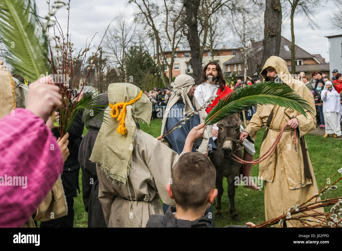 Wejherowo, Polen. 9. April 2017. Am Palmsonntag Prozession Teilnehmer werden am 9. April 2017 in Wejherowo, Polen gesehen. Am Palmsonntag fällt auf den Sonntag vor Ostern. Das fest erinnert an den Einzug Jesu in Jerusalem. Bildnachweis: Michal Fludra/Alamy Live-Nachrichten Stockfoto