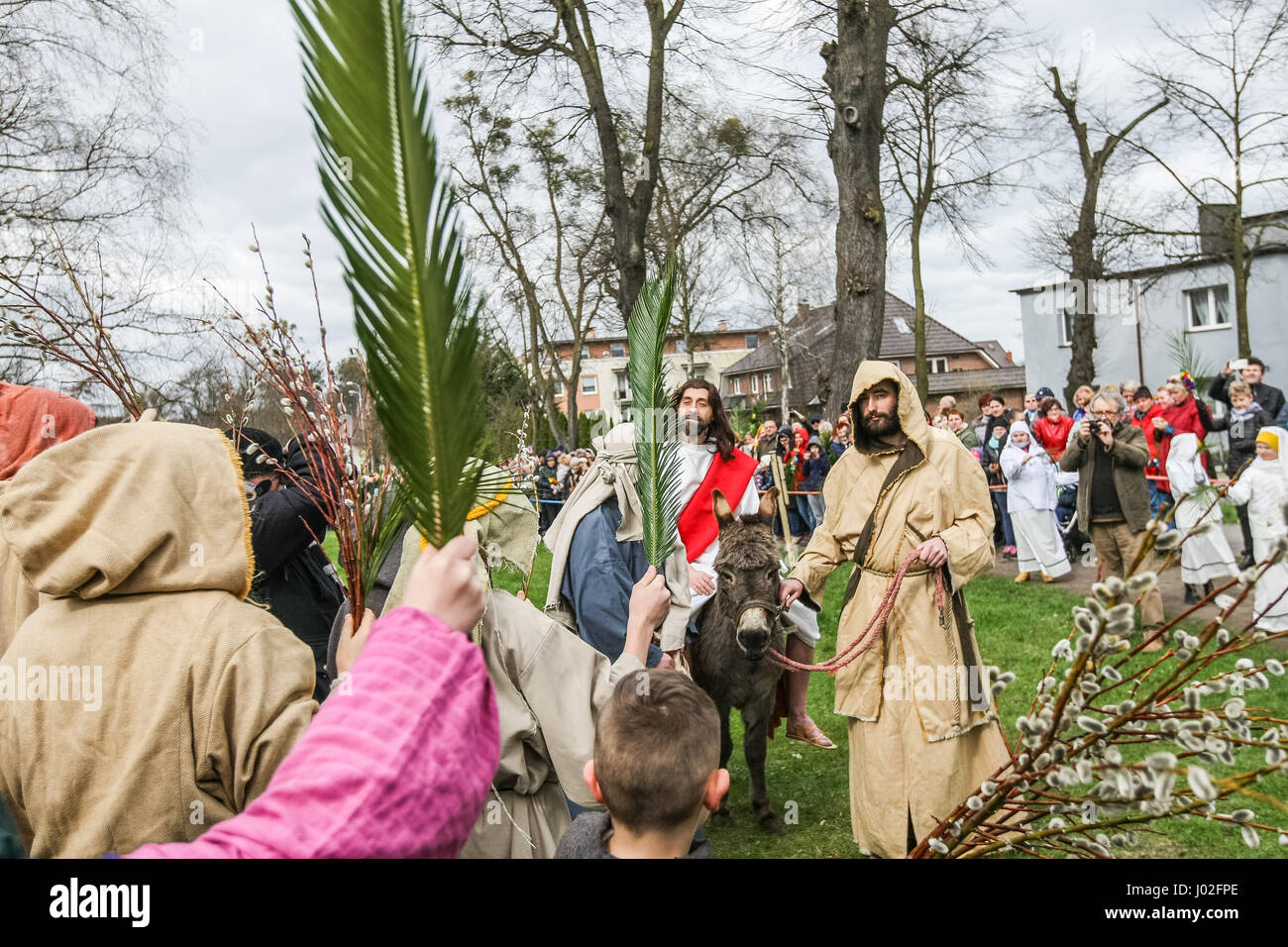 Wejherowo, Polen. 9. April 2017. Am Palmsonntag Prozession Teilnehmer werden am 9. April 2017 in Wejherowo, Polen gesehen. Am Palmsonntag fällt auf den Sonntag vor Ostern. Das fest erinnert an den Einzug Jesu in Jerusalem. Bildnachweis: Michal Fludra/Alamy Live-Nachrichten Stockfoto