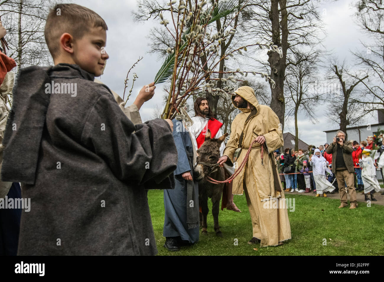 Wejherowo, Polen. 9. April 2017. Am Palmsonntag Prozession Teilnehmer werden am 9. April 2017 in Wejherowo, Polen gesehen. Am Palmsonntag fällt auf den Sonntag vor Ostern. Das fest erinnert an den Einzug Jesu in Jerusalem. Bildnachweis: Michal Fludra/Alamy Live-Nachrichten Stockfoto