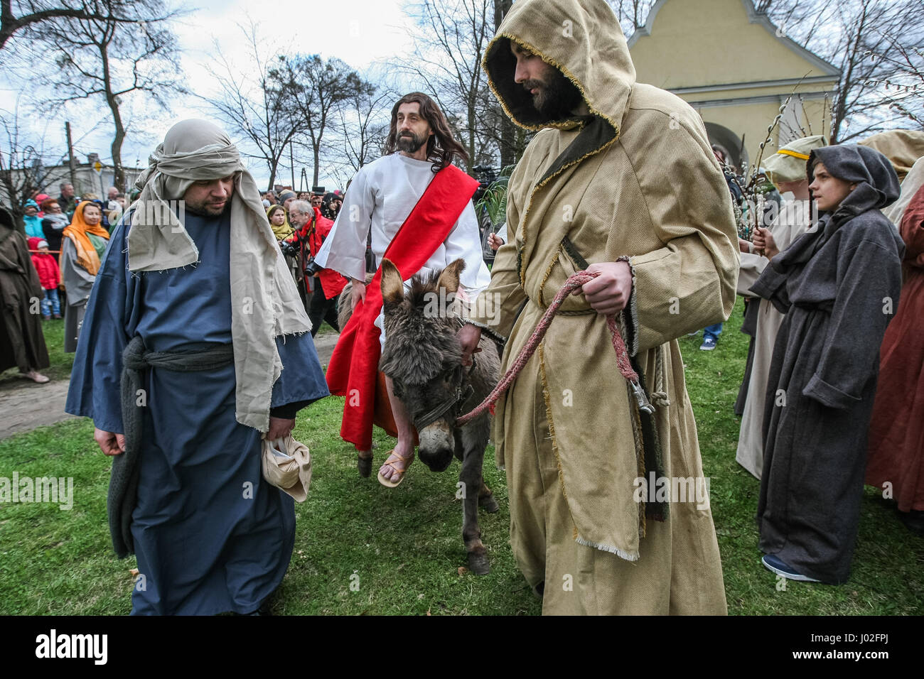 Wejherowo, Polen. 9. April 2017. Am Palmsonntag Prozession Teilnehmer werden am 9. April 2017 in Wejherowo, Polen gesehen. Am Palmsonntag fällt auf den Sonntag vor Ostern. Das fest erinnert an den Einzug Jesu in Jerusalem. Bildnachweis: Michal Fludra/Alamy Live-Nachrichten Stockfoto