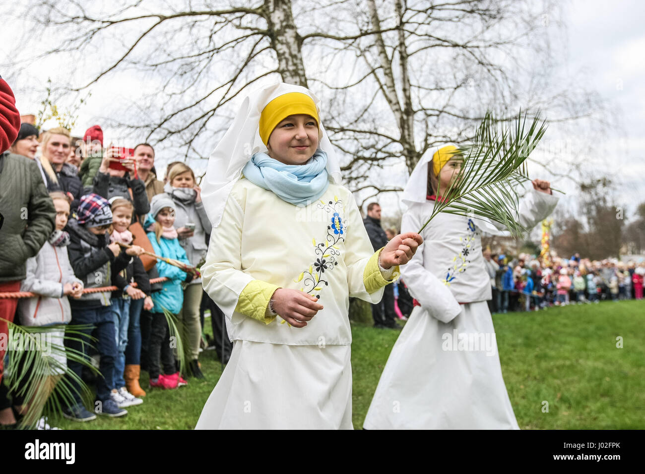 Wejherowo, Polen. 9. April 2017. Am Palmsonntag Prozession Teilnehmer werden am 9. April 2017 in Wejherowo, Polen gesehen. Am Palmsonntag fällt auf den Sonntag vor Ostern. Das fest erinnert an den Einzug Jesu in Jerusalem. Bildnachweis: Michal Fludra/Alamy Live-Nachrichten Stockfoto