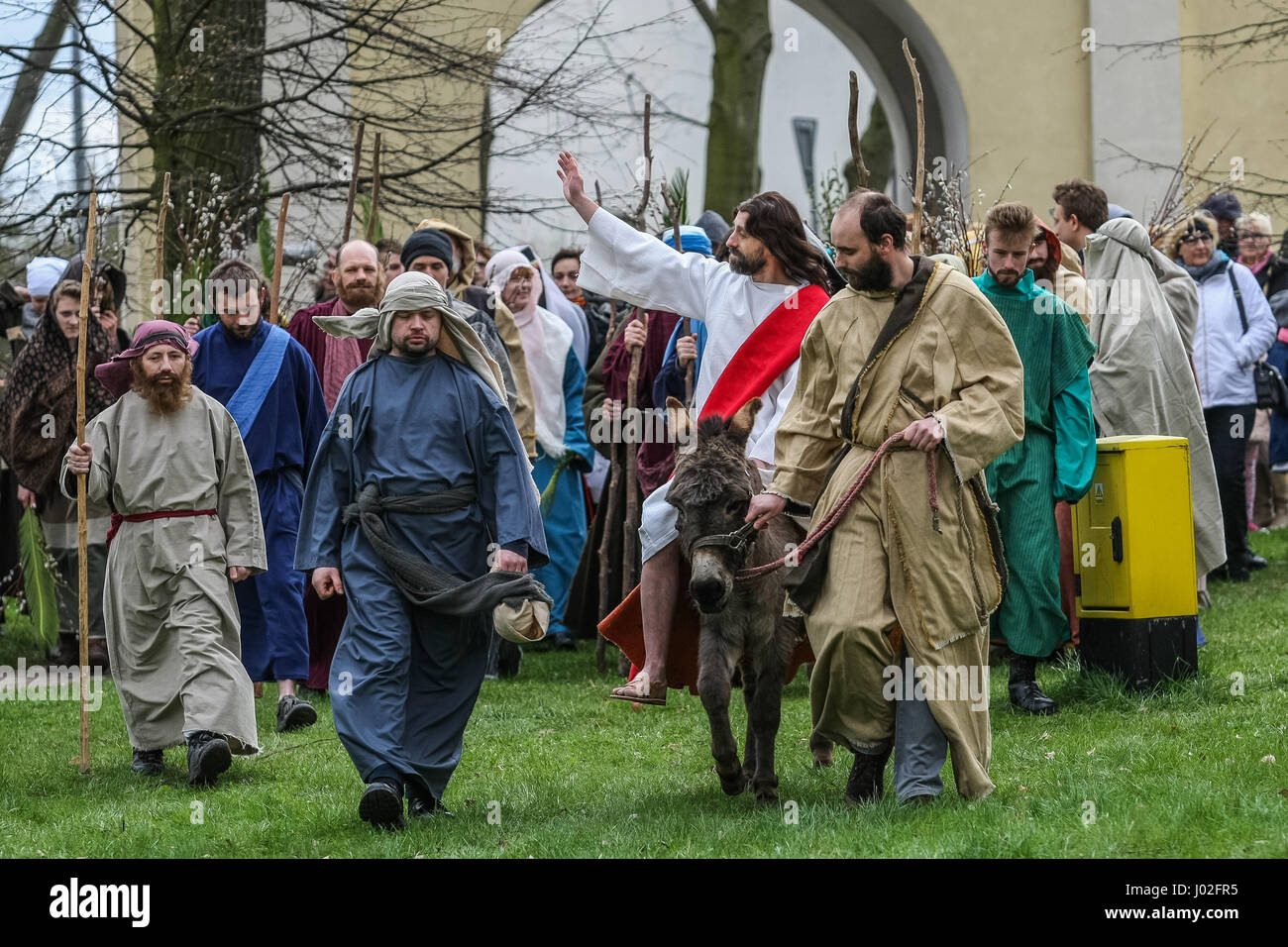 Wejherowo, Polen. 9. April 2017. Am Palmsonntag Prozession Teilnehmer werden am 9. April 2017 in Wejherowo, Polen gesehen. Am Palmsonntag fällt auf den Sonntag vor Ostern. Das fest erinnert an den Einzug Jesu in Jerusalem. Bildnachweis: Michal Fludra/Alamy Live-Nachrichten Stockfoto