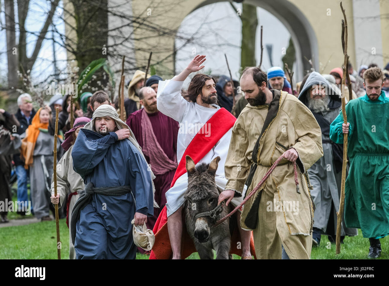 Wejherowo, Polen. 9. April 2017. Am Palmsonntag Prozession Teilnehmer werden am 9. April 2017 in Wejherowo, Polen gesehen. Am Palmsonntag fällt auf den Sonntag vor Ostern. Das fest erinnert an den Einzug Jesu in Jerusalem. Bildnachweis: Michal Fludra/Alamy Live-Nachrichten Stockfoto