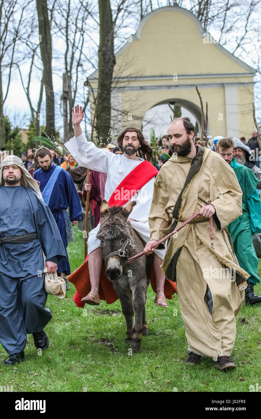 Wejherowo, Polen. 9. April 2017. Am Palmsonntag Prozession Teilnehmer werden am 9. April 2017 in Wejherowo, Polen gesehen. Am Palmsonntag fällt auf den Sonntag vor Ostern. Das fest erinnert an den Einzug Jesu in Jerusalem. Bildnachweis: Michal Fludra/Alamy Live-Nachrichten Stockfoto