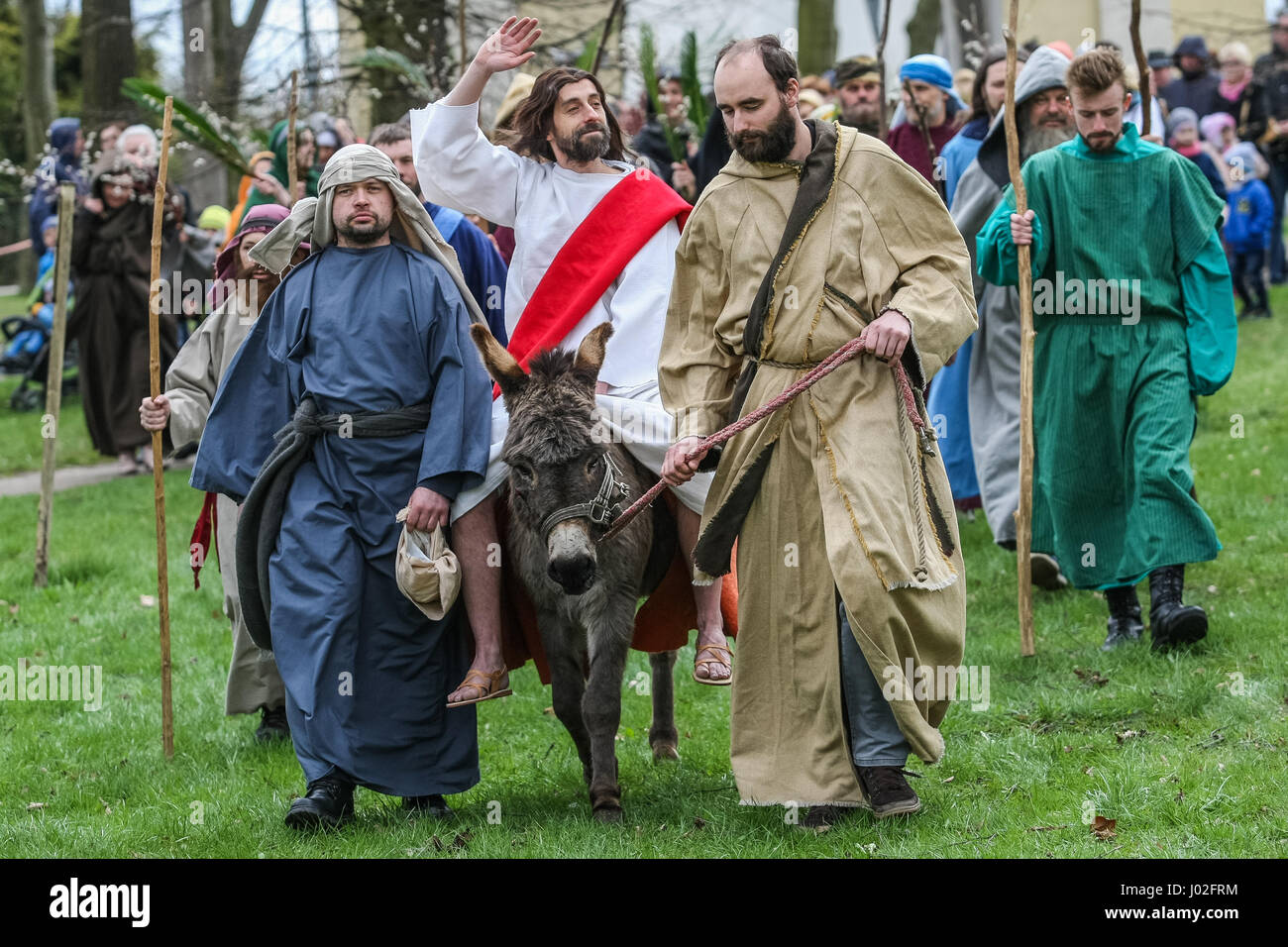 Wejherowo, Polen. 9. April 2017. Am Palmsonntag Prozession Teilnehmer werden am 9. April 2017 in Wejherowo, Polen gesehen. Am Palmsonntag fällt auf den Sonntag vor Ostern. Das fest erinnert an den Einzug Jesu in Jerusalem. Bildnachweis: Michal Fludra/Alamy Live-Nachrichten Stockfoto
