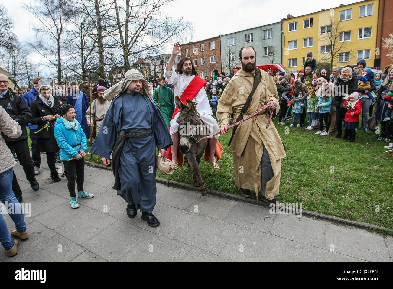 Wejherowo, Polen. 9. April 2017. Am Palmsonntag Prozession Teilnehmer werden am 9. April 2017 in Wejherowo, Polen gesehen. Am Palmsonntag fällt auf den Sonntag vor Ostern. Das fest erinnert an den Einzug Jesu in Jerusalem. Bildnachweis: Michal Fludra/Alamy Live-Nachrichten Stockfoto