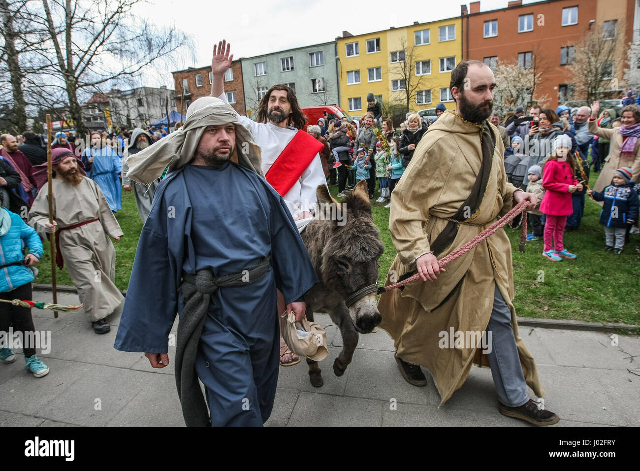 Wejherowo, Polen. 9. April 2017. Am Palmsonntag Prozession Teilnehmer werden am 9. April 2017 in Wejherowo, Polen gesehen. Am Palmsonntag fällt auf den Sonntag vor Ostern. Das fest erinnert an den Einzug Jesu in Jerusalem. Bildnachweis: Michal Fludra/Alamy Live-Nachrichten Stockfoto