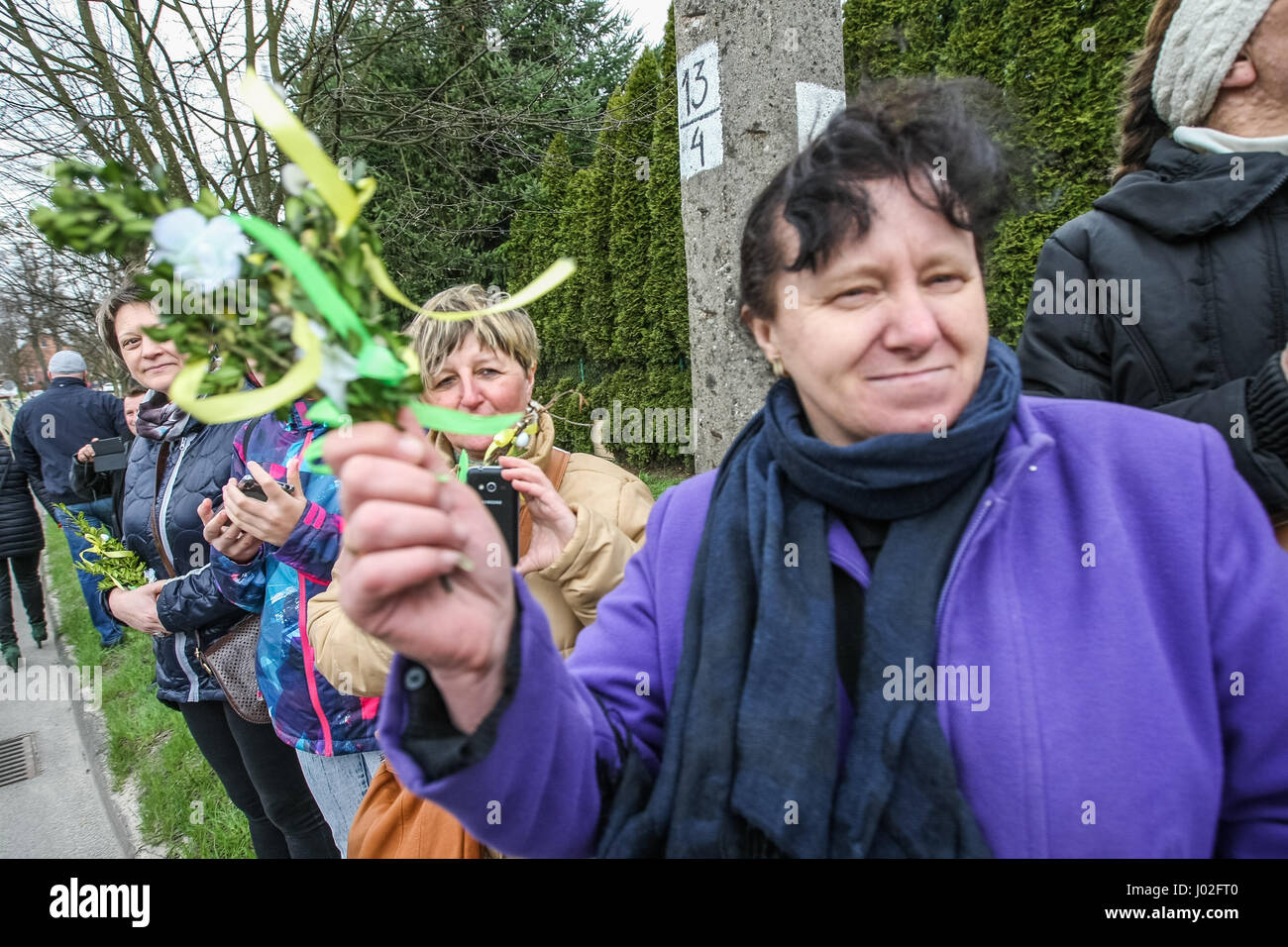 Wejherowo, Polen. 9. April 2017. Am Palmsonntag Prozession Teilnehmer werden am 9. April 2017 in Wejherowo, Polen gesehen. Am Palmsonntag fällt auf den Sonntag vor Ostern. Das fest erinnert an den Einzug Jesu in Jerusalem. Bildnachweis: Michal Fludra/Alamy Live-Nachrichten Stockfoto