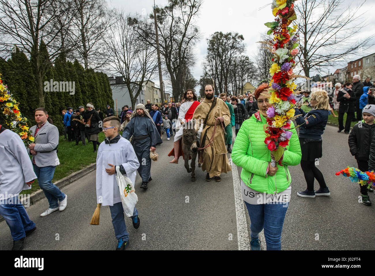 Wejherowo, Polen. 9. April 2017. Am Palmsonntag Prozession Teilnehmer werden am 9. April 2017 in Wejherowo, Polen gesehen. Am Palmsonntag fällt auf den Sonntag vor Ostern. Das fest erinnert an den Einzug Jesu in Jerusalem. Bildnachweis: Michal Fludra/Alamy Live-Nachrichten Stockfoto