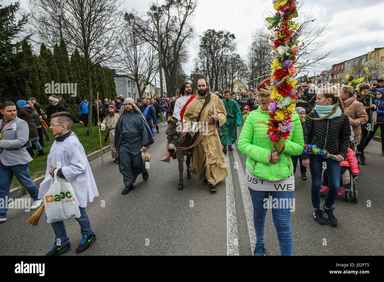 Wejherowo, Polen. 9. April 2017. Am Palmsonntag Prozession Teilnehmer werden am 9. April 2017 in Wejherowo, Polen gesehen. Am Palmsonntag fällt auf den Sonntag vor Ostern. Das fest erinnert an den Einzug Jesu in Jerusalem. Bildnachweis: Michal Fludra/Alamy Live-Nachrichten Stockfoto