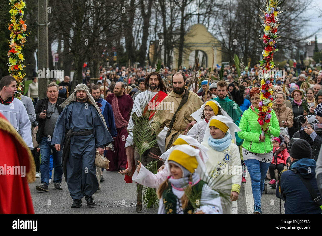 Wejherowo, Polen. 9. April 2017. Am Palmsonntag Prozession Teilnehmer werden am 9. April 2017 in Wejherowo, Polen gesehen. Am Palmsonntag fällt auf den Sonntag vor Ostern. Das fest erinnert an den Einzug Jesu in Jerusalem. Bildnachweis: Michal Fludra/Alamy Live-Nachrichten Stockfoto