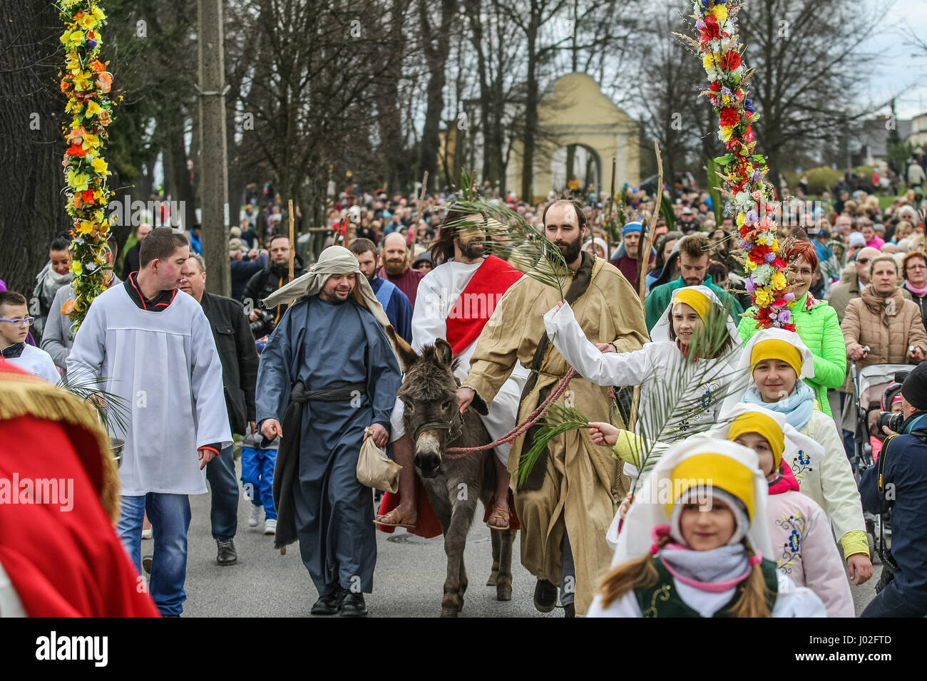 Wejherowo, Polen. 9. April 2017. Am Palmsonntag Prozession Teilnehmer werden am 9. April 2017 in Wejherowo, Polen gesehen. Am Palmsonntag fällt auf den Sonntag vor Ostern. Das fest erinnert an den Einzug Jesu in Jerusalem. Bildnachweis: Michal Fludra/Alamy Live-Nachrichten Stockfoto
